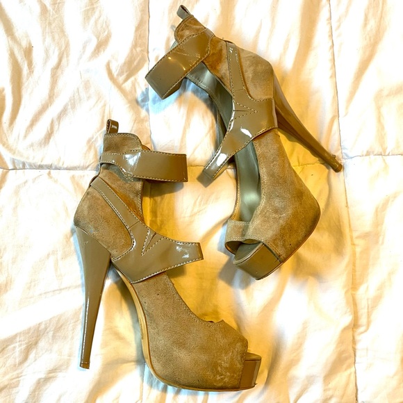 Tan sued & patent BEBE stiletto heels w/ankle straps, 6 inch - Picture 2 of 10